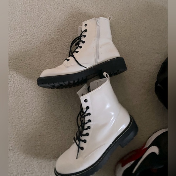 Lightly worn white (look alike) doc martens!! size 10W - Picture 5 of 5